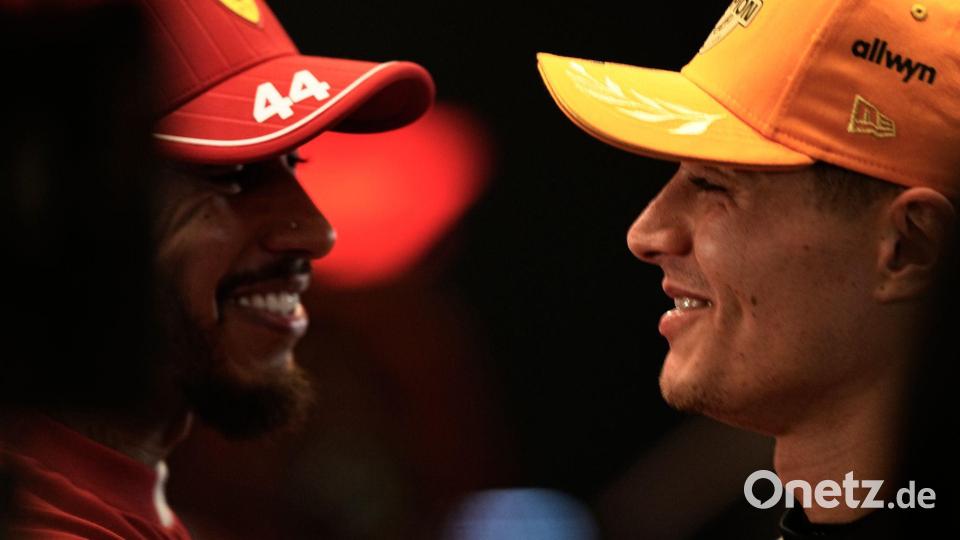 Rekordweltmeister und amtierender Champion: Lewis Hamilton und Lando Norris (r). (Archivbild) Bild: Fatima Shbair/AP/dpa