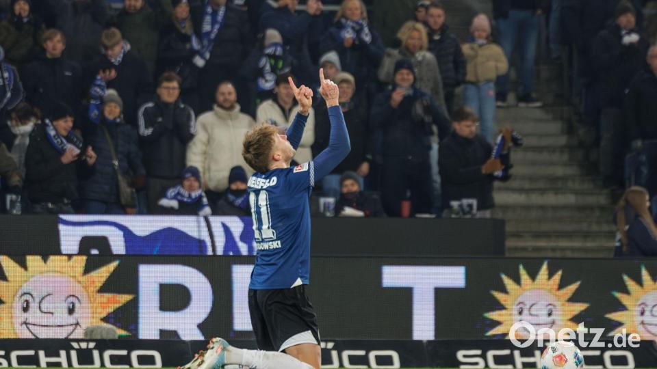 Elfmeterschütze Joel Grodowski feiert Bielefelds 1:2-Anschlusstreffer. Bild: Friso Gentsch/dpa