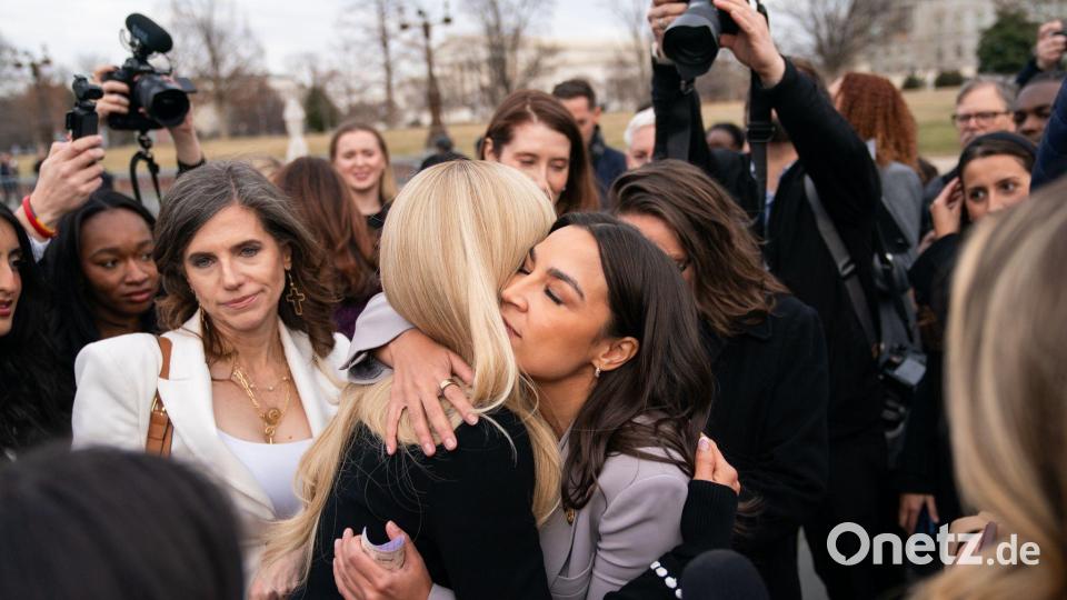 An der Pressekonferenz vor dem US-Kongress nahmen neben Paris Hilton auch die linke Kongressabgeordnete Alexandria Ocasio-Cortez und andere Politiker teil. Bild: Allison Robbert/AP/dpa