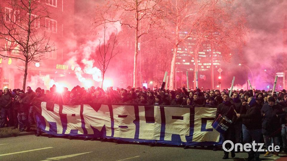 HSV-Anhänger im Anmarsch auf das Millerntor-Stadion. Bild: Georg Wendt/dpa