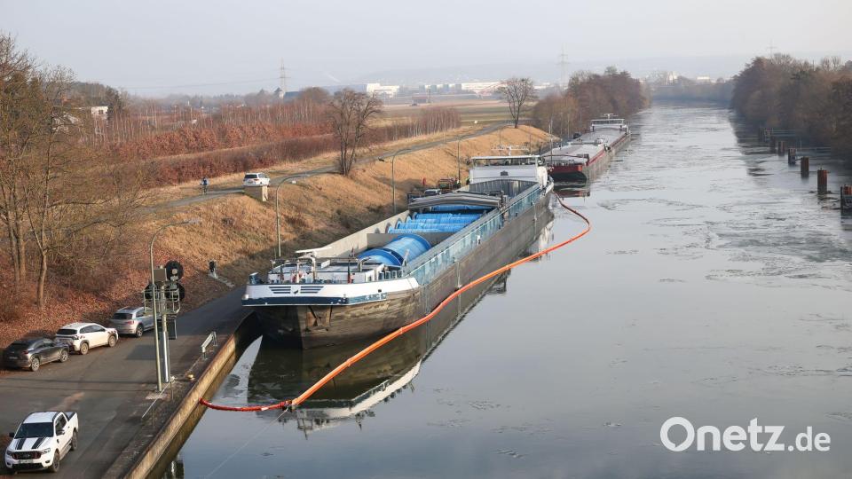 Nach der Havarie eines Güterschiffs auf dem Main-Donau-Kanal im Kreis Forchheim ist der Schiffsverkehr dort vorerst eingestellt. Bild: Daniel Löb/dpa