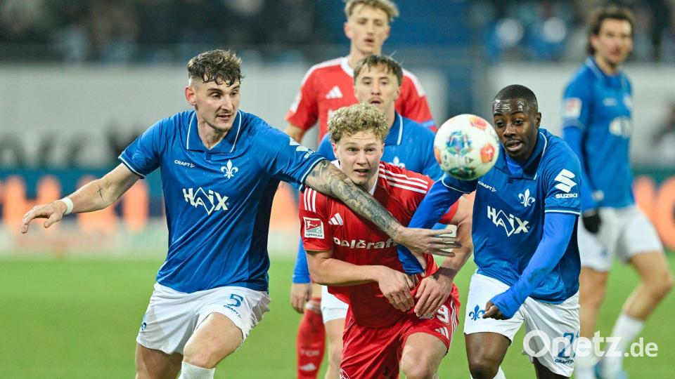 Nürnbergs Jungstürmer Piet Scobel (m) hat viel Gegenwehr. Bild: Uwe Anspach/dpa
