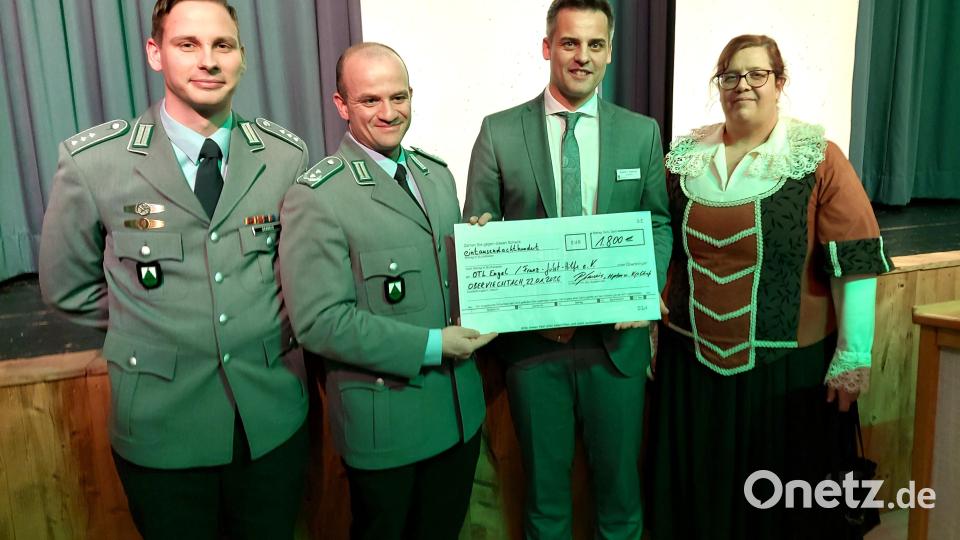 Bianca Reil (rechts) und Hauptmann Philipp Graneis (links) von der Patenkompanie überreichten gemeinsam einen Scheck über 1800 Euro für die Franz-Jobst-Hilfe an Kommandeur und Bürgermeister. Bild: lg