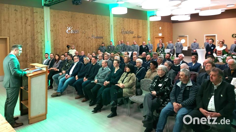 Zahlreiche Gäste aus Politik, Wirtschaft und Gesellschaft verfolgten die Ausführungen von Bürgermeister Rudolf Teplitzky beim Oberviechtacher Neujahrsempfang im Emil-Kemmer-Haus. Bild: lg