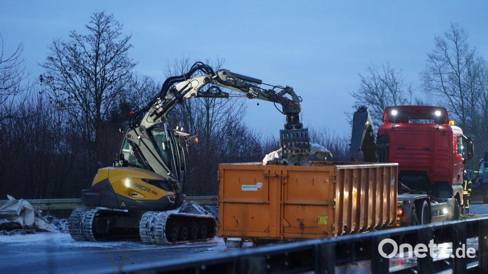 Auf der A44 im Kreis Paderborn haben nach einer Massenkarambolage Aufräumarbeiten begonnen. Bild: Christian Müller/dpa