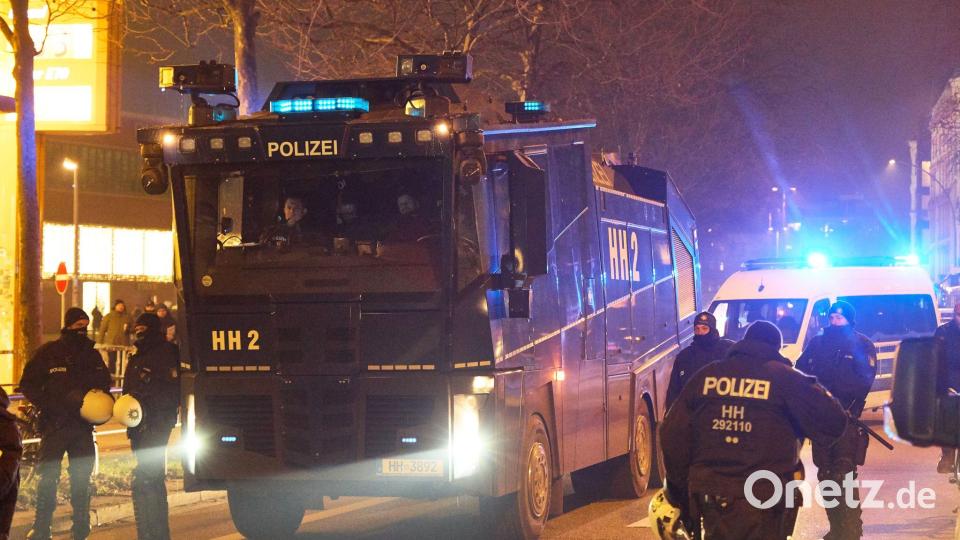 Auch Wasserwerfer sind vorsichtshalber aufgefahren. Bild: Georg Wendt/dpa