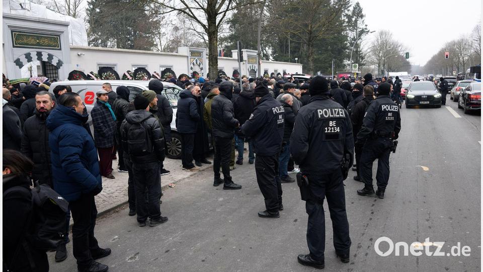 Zahlreiche Besucher kommen nach dem Trauergebet vor der Beerdigung eines 62-Jährigen aus der Neuköllner Sehitlik-Moschee. Bild: Bernd von Jutrczenka/dpa