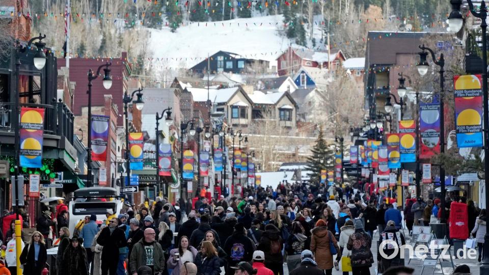 Fußgänger gehen am ersten Tag des Sundance Film Festivals 2026 die Main Street in Park City entlang. Bild: Charles Sykes/Invision/AP/dpa