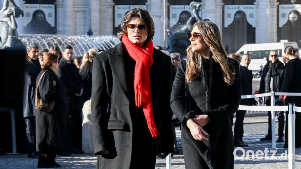 Liz Hurley und ihr Sohn Damian bei der Trauerfeier für den verstorbenen Modeschöpfer Valentino. Bild: Maurizio D'avanzo/IPA via ZUMA Press/dpa