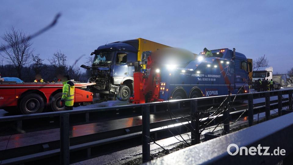 Bei einer Unfallserie aufgrund von Glätte auf der A44 kam auch der Fahrer eines Lastwagens ums Leben. Bild: Christian Müller/dpa