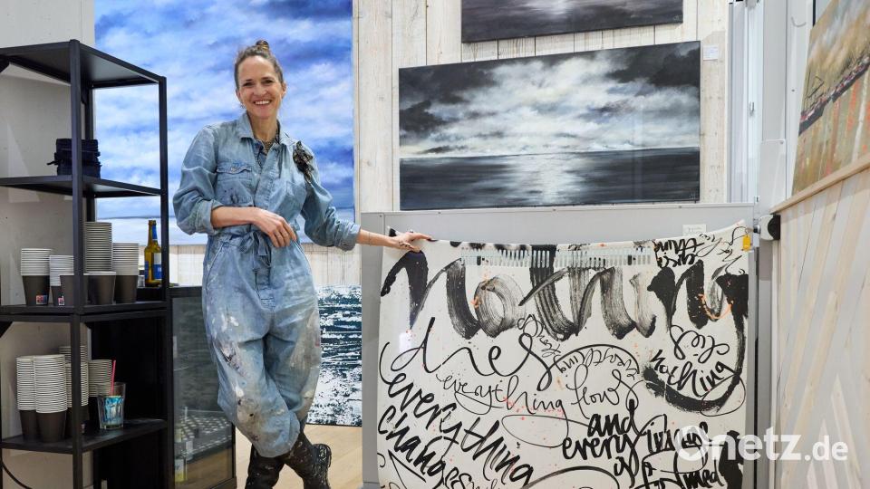 Die Hamburger Künstlerin Jeannine Platz liebt Malen und Schreiben. Beides zeichnet ihre Werke aus. Bild: Georg Wendt/dpa