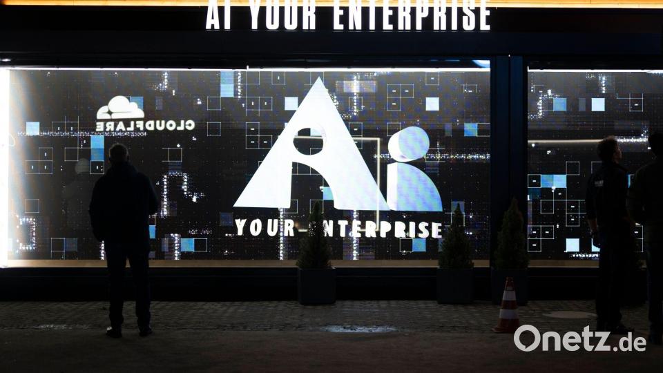 Außerhalb der Kongresshalle ging es vor allem um Künstliche Intelligenz. (Archivbild) Bild: Gian Ehrenzeller/KEYSTONE/dpa