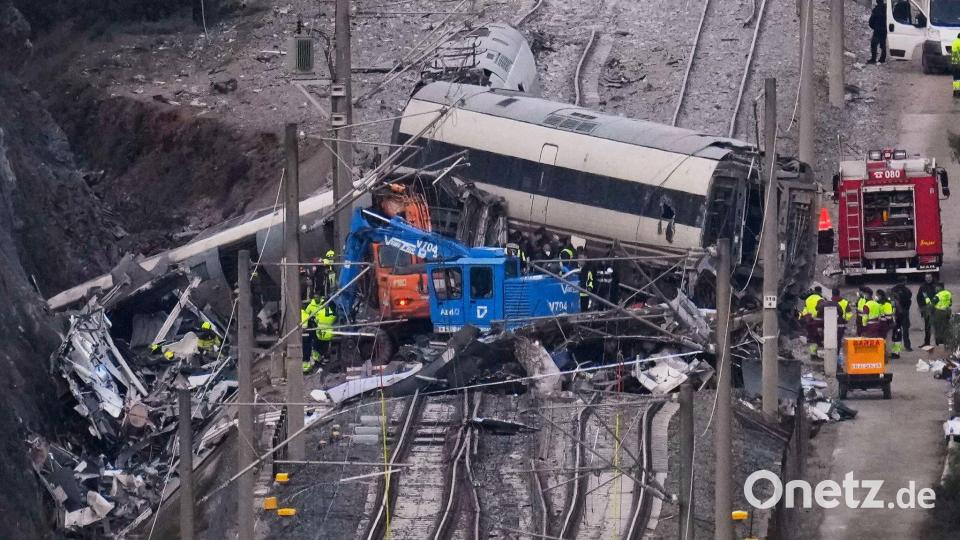 Trümmer und von der Gewalt der Kollision zweier Hochgeschwindigkeitszüge völlig zerstörte Schienen im Süden Spaniens. Bild: Manu Fernandez/AP/dpa
