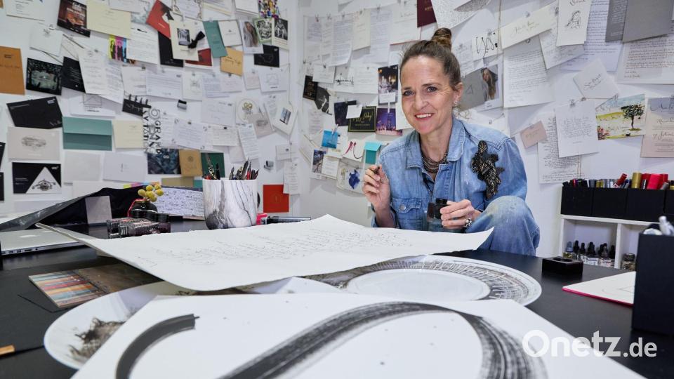 Ob Einladungs- oder Tischkarten, Signatur, Briefe oder Liebesschwüre - Jeannine Platz hat mit ihrer schwungvollen Schönschrift längst einen Platz in der High Society. Bild: Georg Wendt/dpa