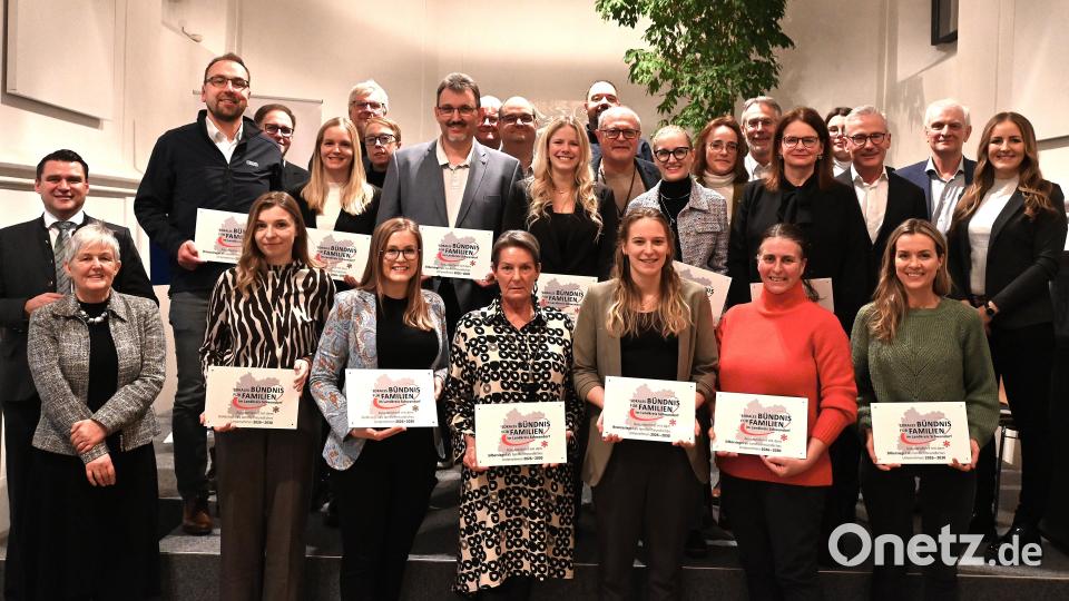 Die Vertreter von 26 Unternehmen nahmen bei der Prämierung das Siegel entgegen. Bild: Eva Plößner