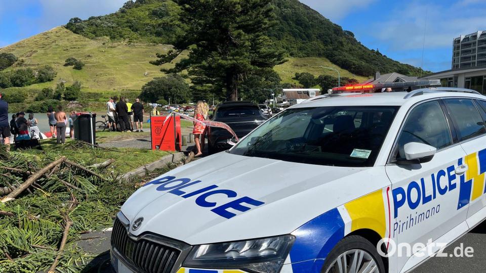 Die Polizei spricht noch von Rettungs- und nicht von Bergungsarbeiten. Bild: STUFF/STUFF/AP/dpa