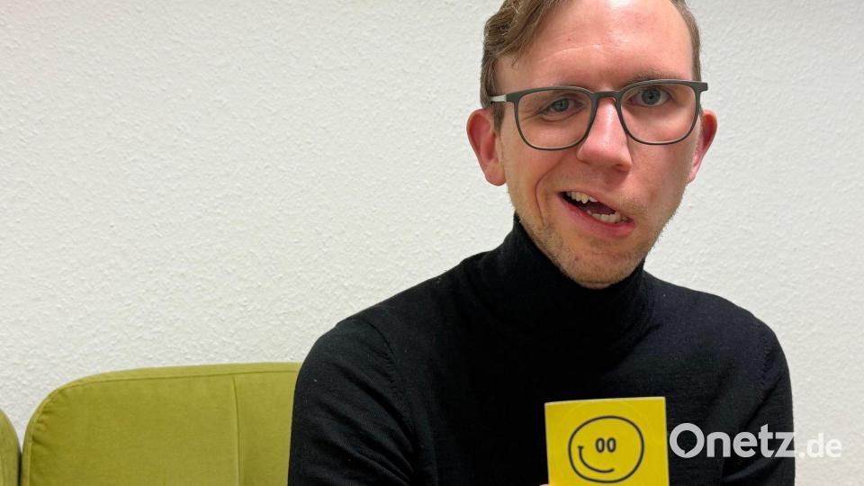 Mit einem Smiley mit schrägem Grinsen wirbt Friederich für seine Mutmacher-Aktion. Bild: Christian Schultz/dpa /dpa