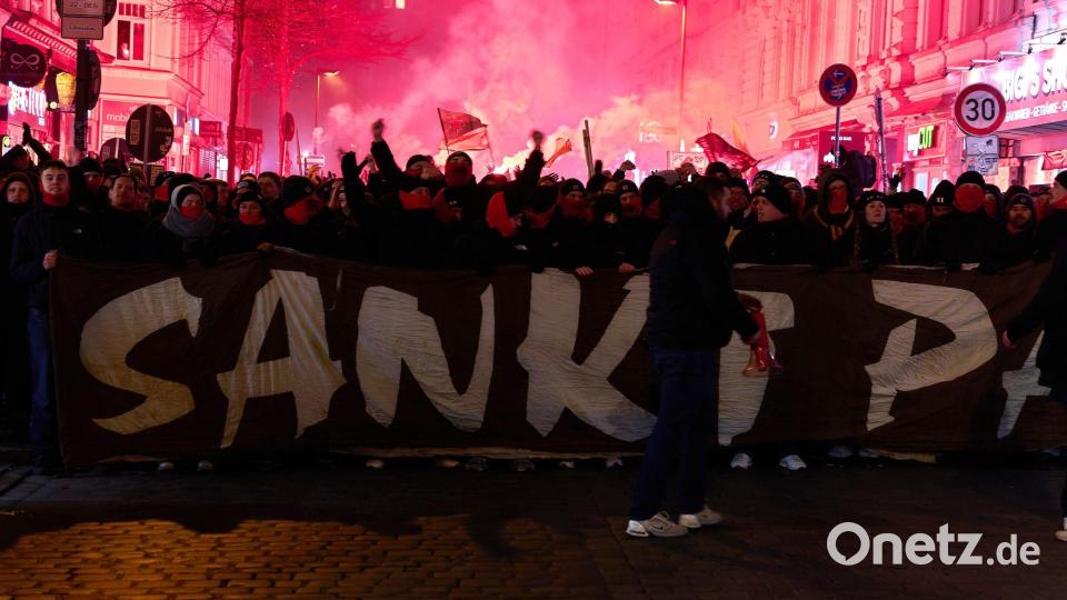 Einstimmung aufs Stadtderby: FC St. Paulis Anhänger beim Fanmarsch. Bild: Marcus Golejewski/dpa
