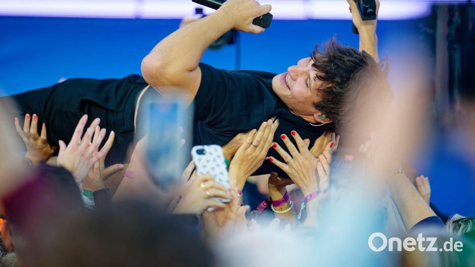 Die Fans von Wincent Weiss tragen ihn auch nach zehn Jahren noch auf Händen. (Archivbild) Bild: Uwe Anspach/dpa