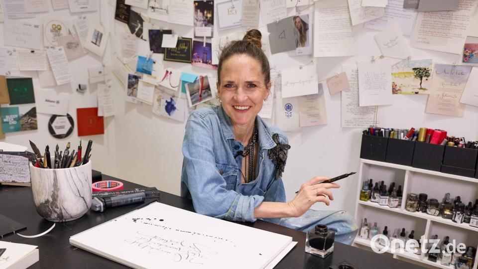 Handschmerzen kennt die Performance-Künstlerin nicht, sagt sie. Wenn sie einmal loslege, sei sie einfach im Flow. Bild: Georg Wendt/dpa