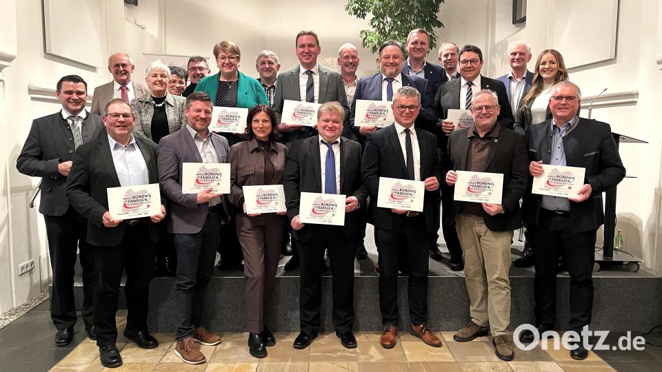 Landrat Thomas Ebeling (links) überreichte den Bürgermeistern von 18 Gemeinden das Siegel "Familienfreundliche Kommune". Bild: Hirsch