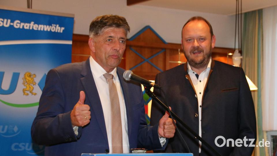 Bereits Ende September vergangenen Jahres nominierte die CSU Grafenwöhr Edgar Knobloch (links) erneut zum Bürgermeisterkandidaten. Auch Landrat Andreas Meier (rechts) unterstützte ihn. Archivbild: Stefan Neidl