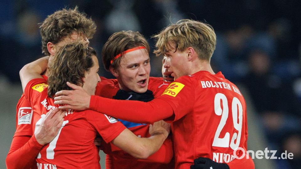 Die Kieler bejubeln das Führungstor auf der Bielefelder Alm. Bild: Friso Gentsch/dpa