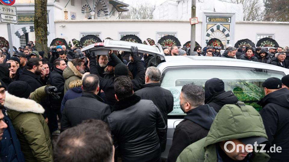 Ein Sarg wird nach dem Trauergebet vor der Beerdigung eines 62-Jährigen vor der Neuköllner Sehitlik-Moschee in einen Leichenwagen verladen. Bild: Bernd von Jutrczenka/dpa