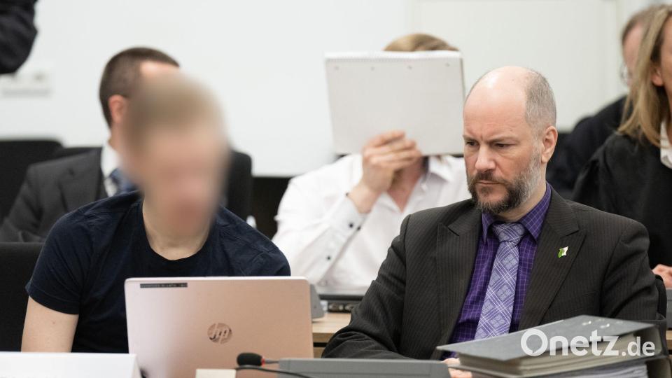 19 Verteidiger sind bei dem Prozess anwesend. Bild: Sebastian Kahnert/dpa Pool/dpa