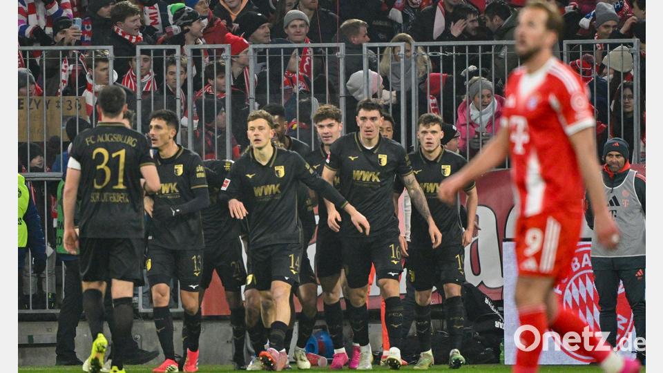 Freude beim FC Augsburg, Enttäuschung bei Harry Kane. Bild: Peter Kneffel/dpa