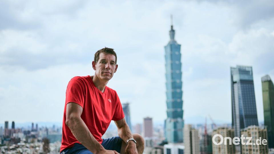 Der waghalsige Aufstieg Alex Honnolds auf den über 500 Meter hohen Taipeh 101 muss um ein Tag verschoben werden. Bild: Corey Rich/Netflix/dpa