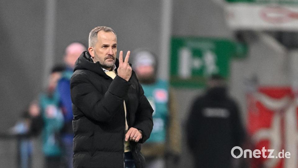 Hofft auf eine Überraschung: Augsburgs Trainer Baum. (Archivbild) Bild: Harry Langer/dpa