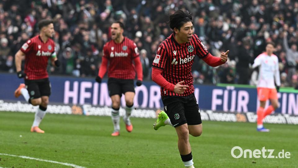Brachte Hannover 96 früh in Führung: Daisuke Yokota (vorne). Bild: Swen Pförtner/dpa