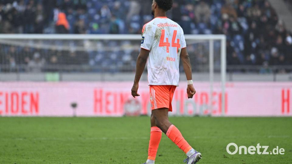 Erst Torschütze, dann tragische Figur: Düsseldorfs Elias Egouli verlässt nach Gelb-Rot den Platz. Bild: Swen Pförtner/dpa