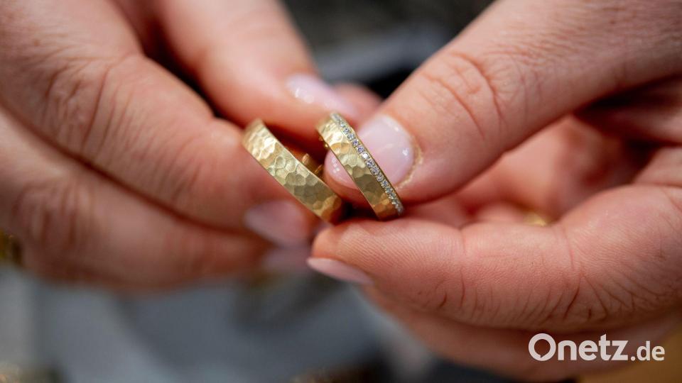 Viele Paare geben sich das Ja-Wort mittlerweile nur noch im Standesamt - ohne kirchliche Trauung. Bild: Hauke-Christian Dittrich/dpa