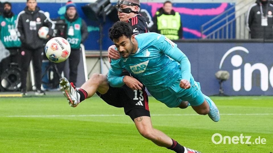 Kommt ein Hoffenheimer geflogen: Ozan Kabak (r) im Duell mit Frankfurts Rasmus Kristensen. Bild: Marc Schüler/dpa