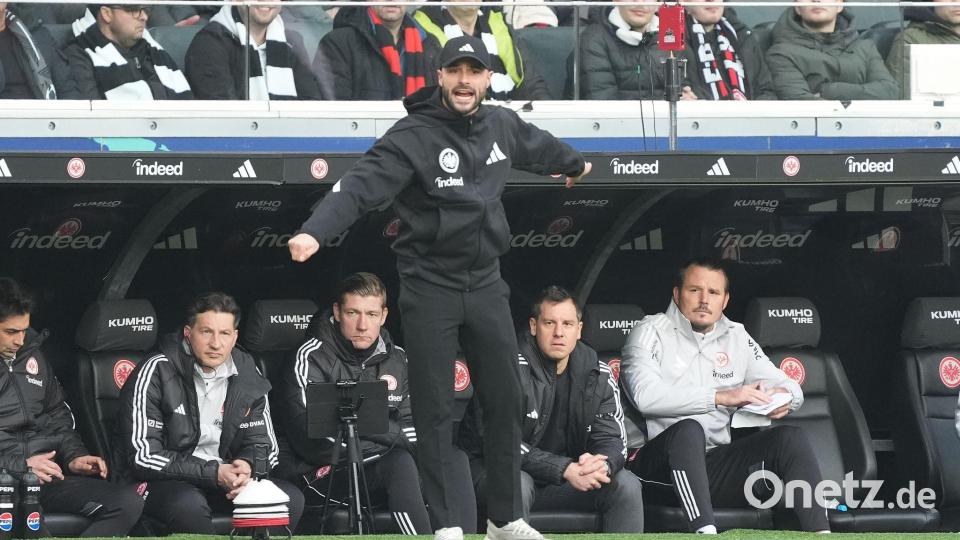 Bei seiner Bundesliga-Premiere engagiert unterwegs: Frankfurts Interimstrainer Dennis Schmitt. Bild: Marc Schüler/dpa