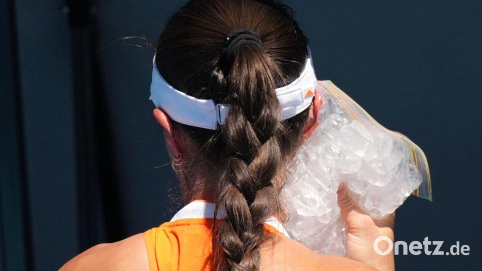 Jessica Pegula legt sich einen Eisbeutel auf ihr Gesicht. Bild: Aaron Favila/AP/dpa