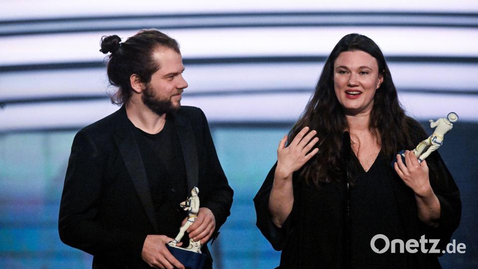 Privat und beruflich ein Paar: Für den Film „In die Sonne schauen“ bekam Mascha Schilinski den Regiepreis und Fabian Gamper den Preis für Bildgestaltung. Bild: Felix Hörhager/dpa
