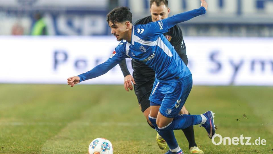 Jakob Lemmer (Dynamo Dresden) kämpft gegen Laurin Ulrich (1. FC Magdeburg) um den Ball. Bild: Andreas Gora/dpa