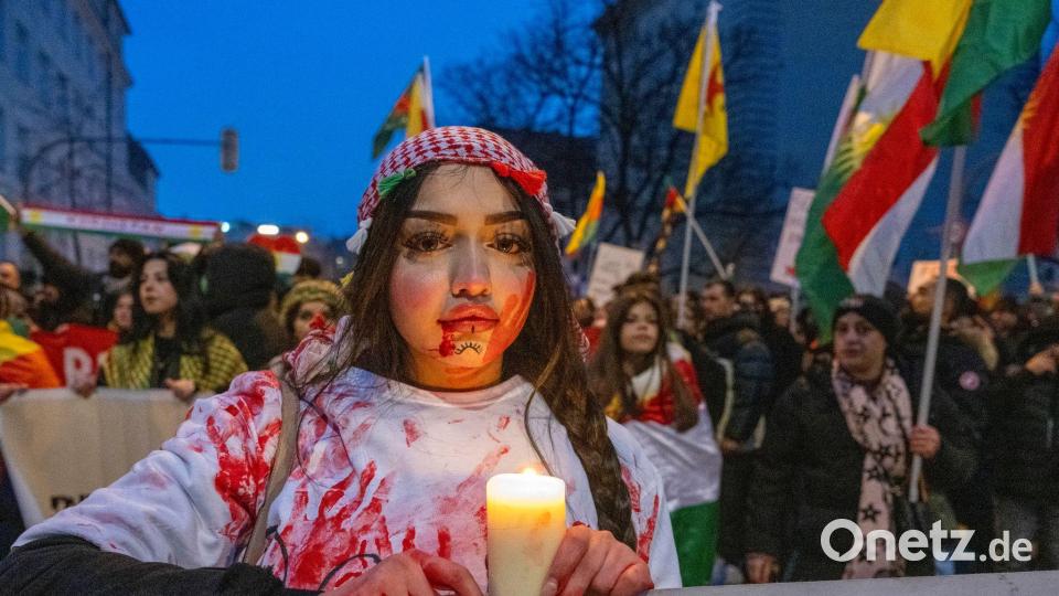 Eine Teilnehmerin der prokurdischen Demonstration in der Münchner Innenstadt. Bild: Stefan Puchner/dpa