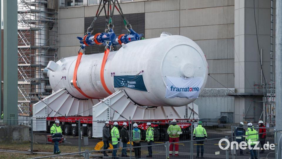 Ein Dampferzeuger wird mithilfe eines Schwerlastkrans aus dem Reaktorgebäude gehoben und auf zwei Träger für den Weitertransport montiert. Bild: Daniel Vogl/dpa