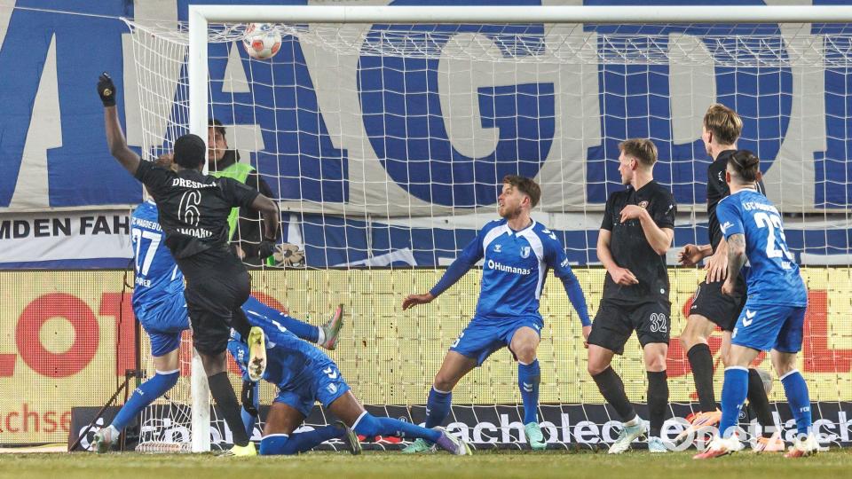 Kofi Amoako (2.v.l, Dynamo Dresden) trifft zum 1:1. Bild: Andreas Gora/dpa