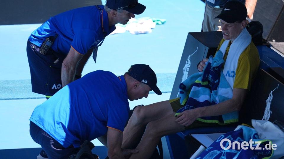 Jannik Sinner hatte im heißen Melbourne mit Krämpfen zu kämpfen. Bild: Dita Alangkara/AP/dpa