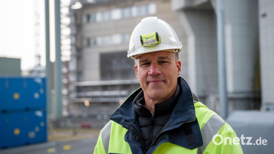 Kraftwerksleiter Bernd Kaiser vor dem Reaktorgebäude. Bild: Daniel Vogl/dpa
