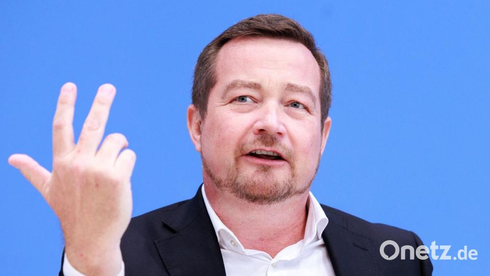 Der Polizeibeauftragte des Bundes, Uli Grötsch (SPD), sah den Taser früher kritisch, hat seine Meinung aber inzwischen geändert. (Archivfoto) Bild: Carsten Koall/dpa