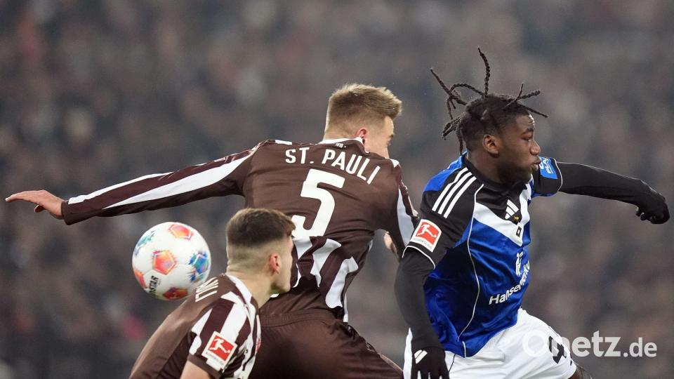 Viel Kampf, wenig Klasse: St. Paulis Hauke Wahl (M) und HSV-Spieler Fabio Baldé im Luftduell. Bild: Marcus Brandt/dpa