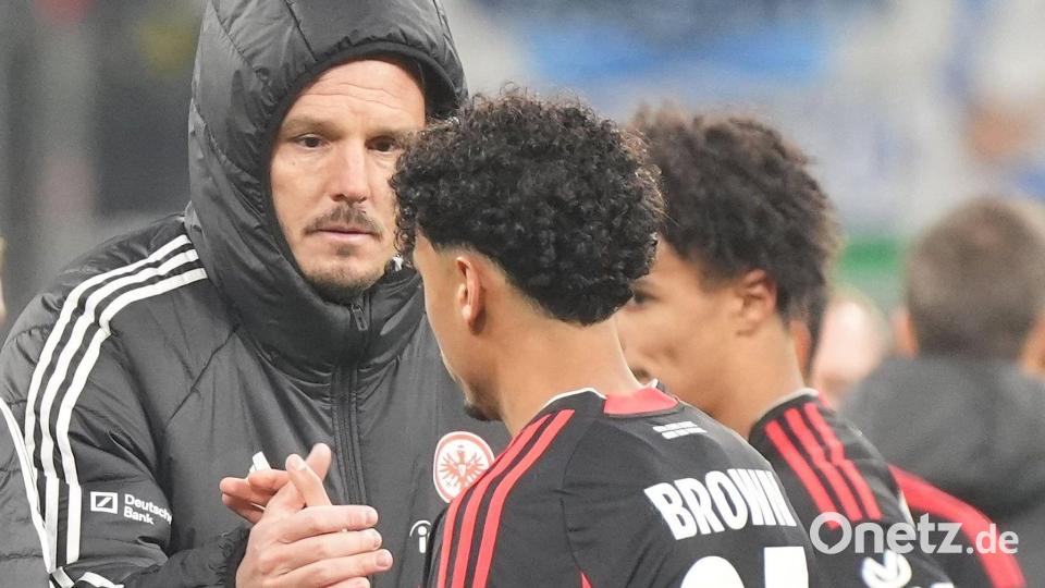 Vereinsikone Meier ist mit Schmitt weiter für die Profis verantwortlich. Bild: Marc Schüler/dpa