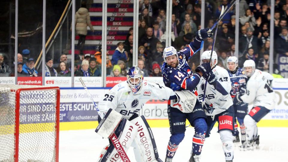 Torhüter Simon Wolf (links) hielt überragend, dennoch unterlagen die Blue Devils am Freitagabend in Ravensburg mit 2:3 nach Verlängerung. Bild: Kim Enderle