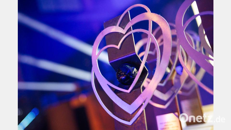 18 dieser begehrten Trophäen wurden am Samstagabend beim Filmfestival Max Ophüls Preis verliehen - neben Preisgeldern in Höhe von 123.500 Euro. (Symbolbild) Bild: Oliver Dietze/dpa